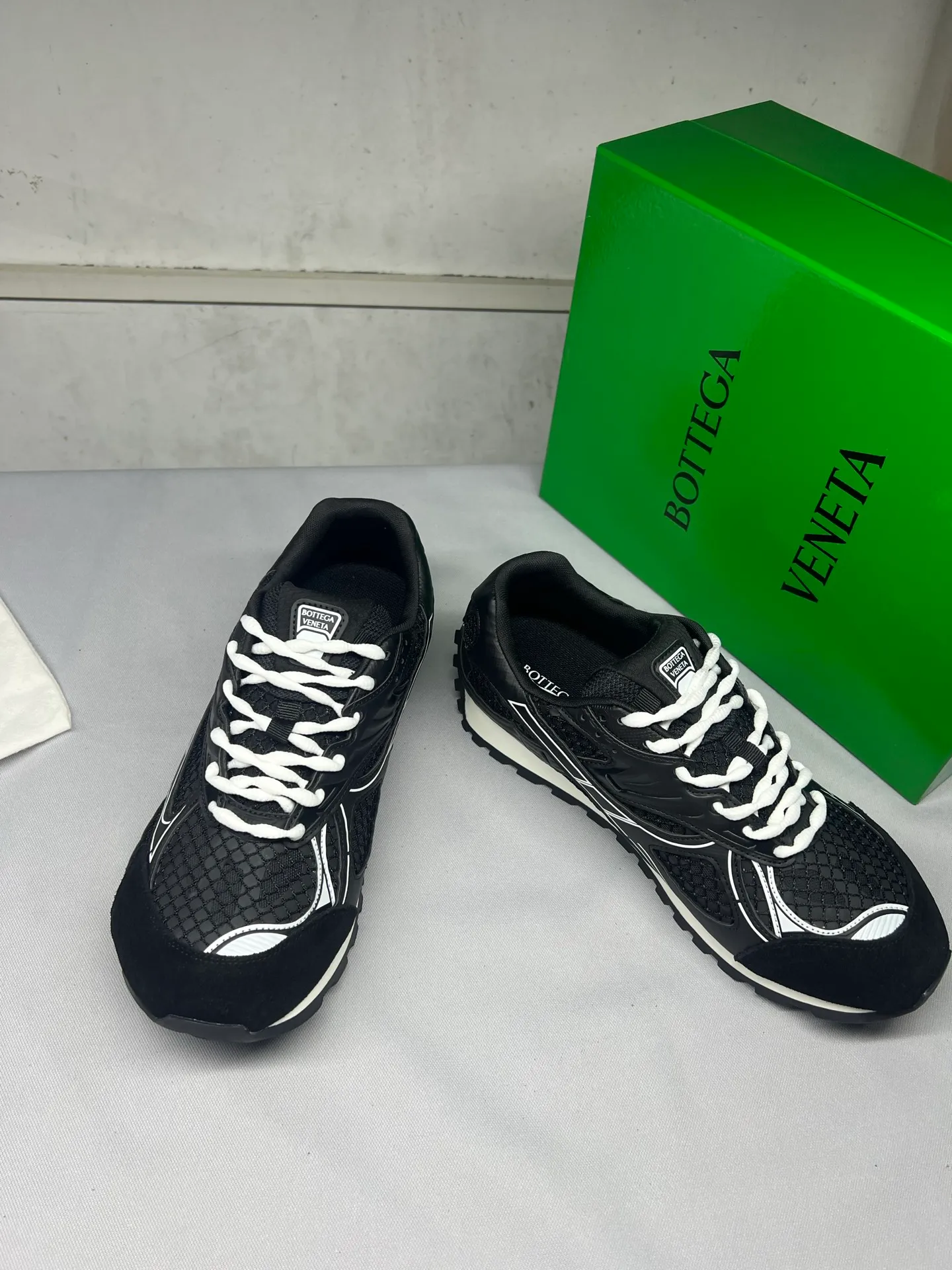 👟👟Ex-factory price 600👟👟 Male +10 Real photos of bright black 🔥🔥BV Orbit sneakers Wang Yibo's same style couple's dad shoes Runner sneakers, made of lightweight technical mesh fabric. Matched with geometric pattern designed rubber outsole, men's and women's king series, high version. Look for the package technology. It is actually much taller, but the legs are still slim. Very nice, playable and durable. Matched to the standard💯 package shoe technology. Look for the high version. The outsole is made of color-blocked TPU outsole. Women's model 35 36 37 38 39 40 41 42 (40 41 42 customized) Men's model 39 40 41 42 43 44 45 46 47 (45 46 47 code customization) (Customer logo can be accepted without refund and exchange price is excellent) Equipped with original packaging